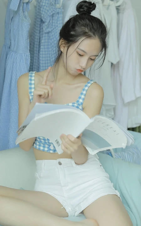 甜甜酒窝清新少女美好室内时光，丸子头和格纹礼裙很配哦！