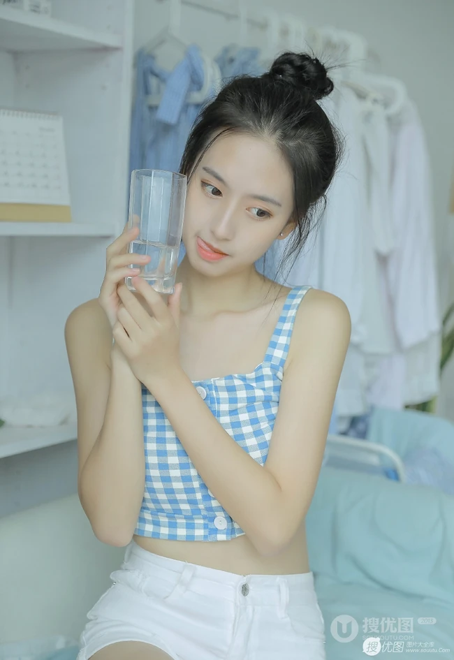 甜甜酒窝清新少女美好室内时光，丸子头和格纹礼裙很配哦！