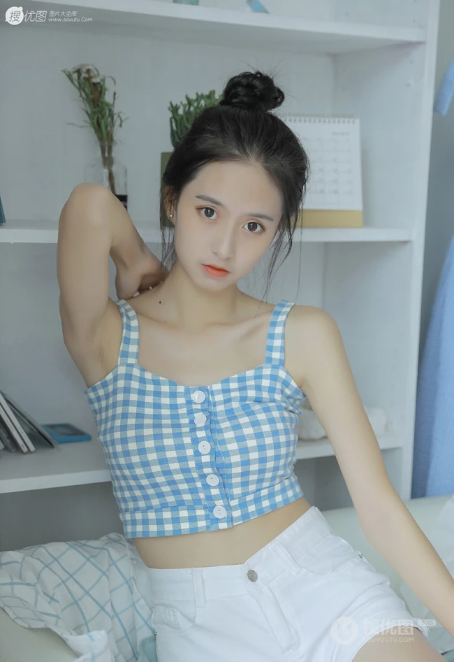 甜甜酒窝清新少女美好室内时光，丸子头和格纹礼裙很配哦！