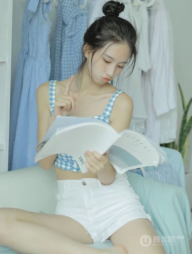 甜甜酒窝清新少女美好室内时光，丸子头和格纹礼裙很配哦！