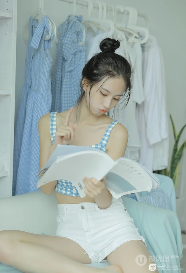 甜甜酒窝清新少女美好室内时光，丸子头和格纹礼裙很配哦！
