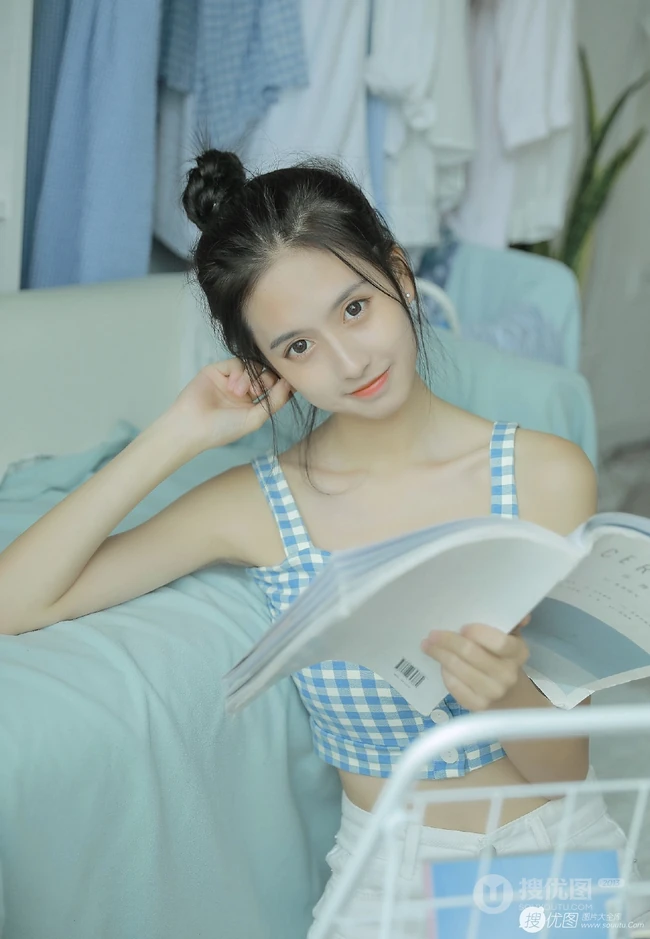 甜甜酒窝清新少女美好室内时光，丸子头和格纹礼裙很配哦！