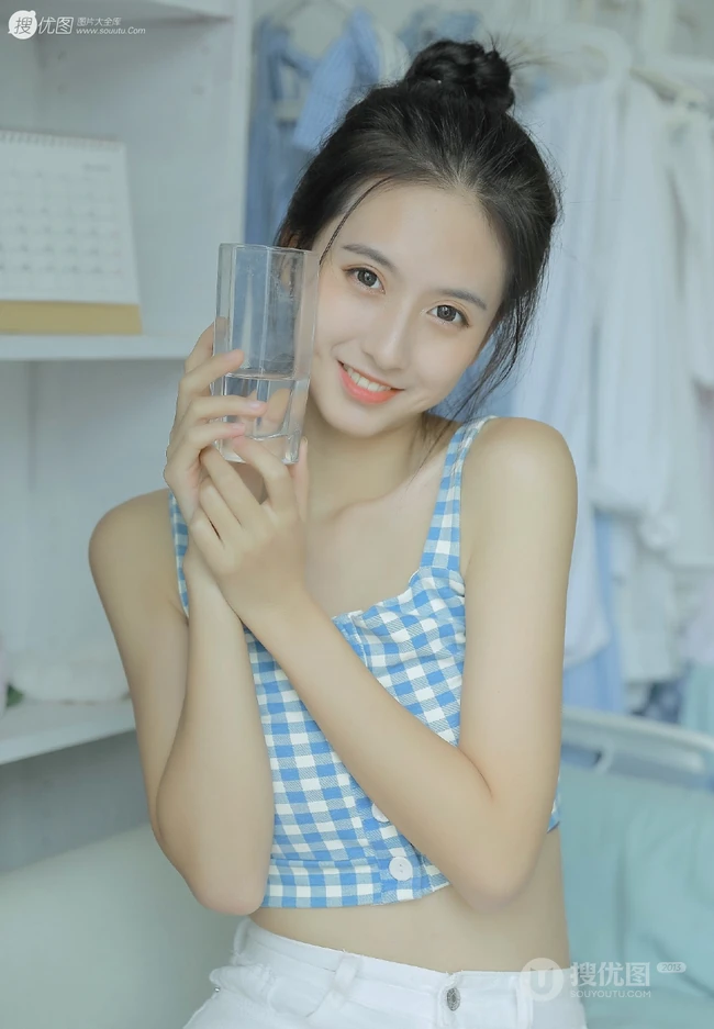 甜甜酒窝清新少女美好室内时光，丸子头和格纹礼裙很配哦！