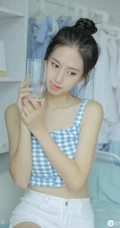 甜甜酒窝清新少女美好室内时光，丸子头和格纹礼裙很配哦！