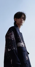清冷少年王琳凯气质杂志写真来袭，长发遮眼冷峻不羁