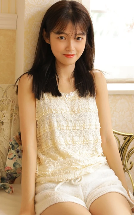 清新清新齐刘海长发少女肩带睡衣短裤腼腆室内写真集