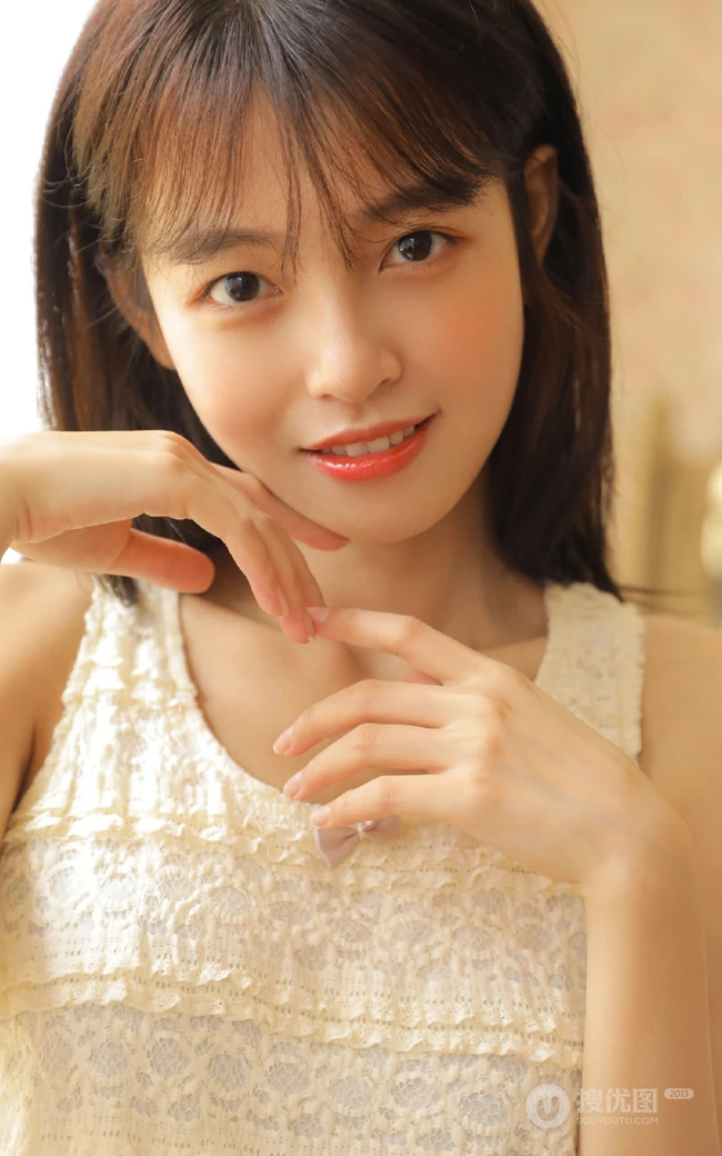 清新清新齐刘海长发少女肩带睡衣短裤腼腆室内写真集