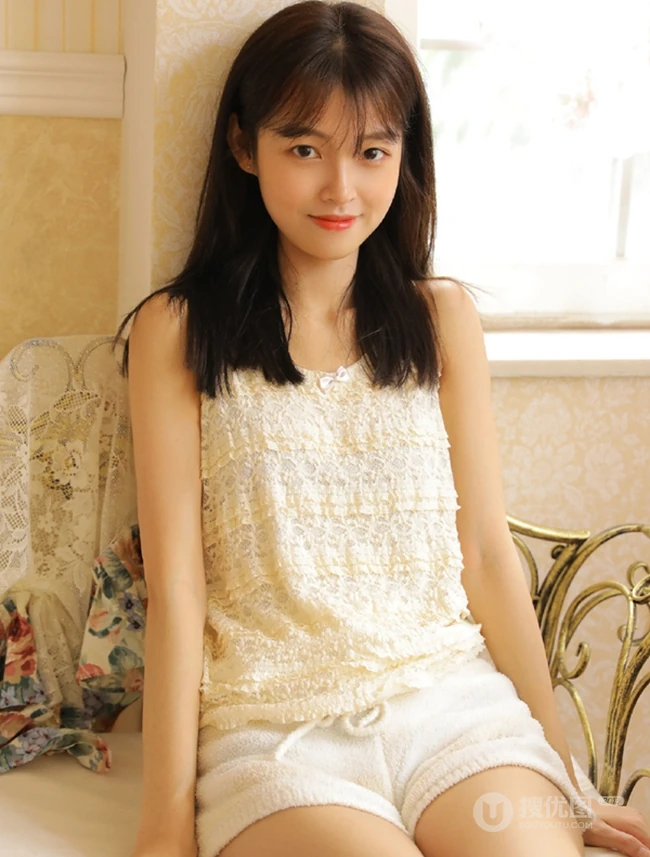 清新清新齐刘海长发少女肩带睡衣短裤腼腆室内写真集