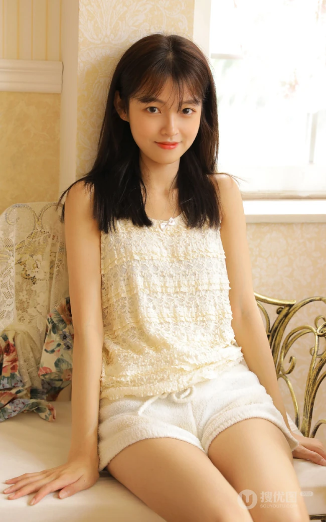 清新清新齐刘海长发少女肩带睡衣短裤腼腆室内写真集