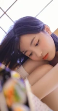 日系短发家居服少女居家吃寿司发呆浅笑动人写真图片