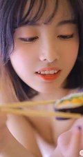 日系短发家居服少女居家吃寿司发呆浅笑动人写真图片