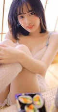 日系短发家居服少女居家吃寿司发呆浅笑动人写真图片