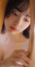 日系短发家居服少女居家吃寿司发呆浅笑动人写真图片