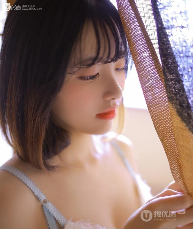 日系短发家居服少女居家吃寿司发呆浅笑动人写真图片