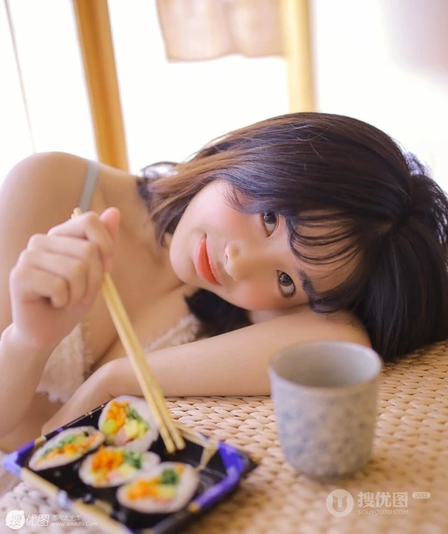 日系短发家居服少女居家吃寿司发呆浅笑动人写真图片