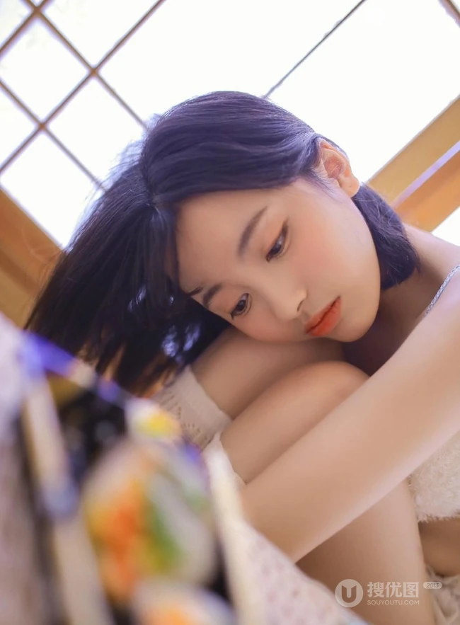 日系短发家居服少女居家吃寿司发呆浅笑动人写真图片