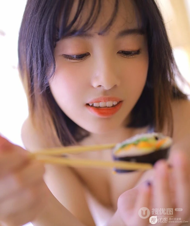 日系短发家居服少女居家吃寿司发呆浅笑动人写真图片