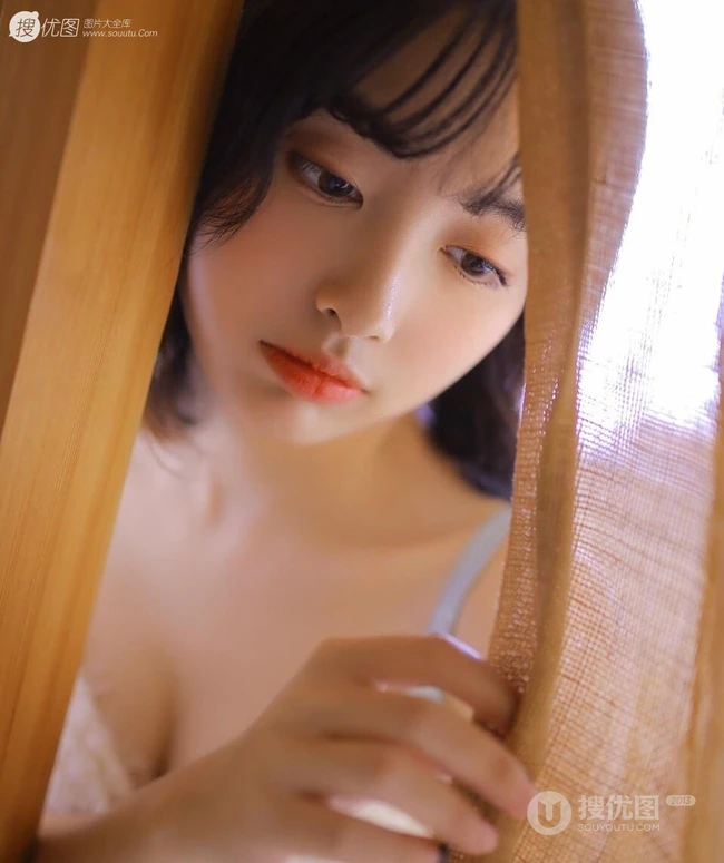 日系短发家居服少女居家吃寿司发呆浅笑动人写真图片