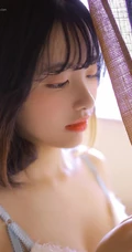日系短发家居服少女居家吃寿司发呆浅笑动人写真图片