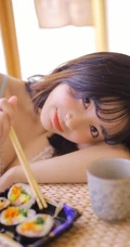 日系短发家居服少女居家吃寿司发呆浅笑动人写真图片