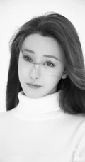朱圣祎甜美动人半身写真照，着高领毛衣，笑容超甜超动人