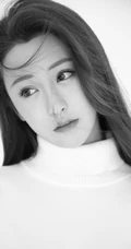 朱圣祎甜美动人半身写真照，着高领毛衣，笑容超甜超动人