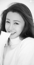 朱圣祎甜美动人半身写真照，着高领毛衣，笑容超甜超动人