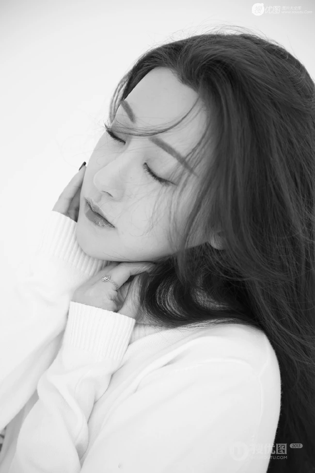 朱圣祎甜美动人半身写真照，着高领毛衣，笑容超甜超动人