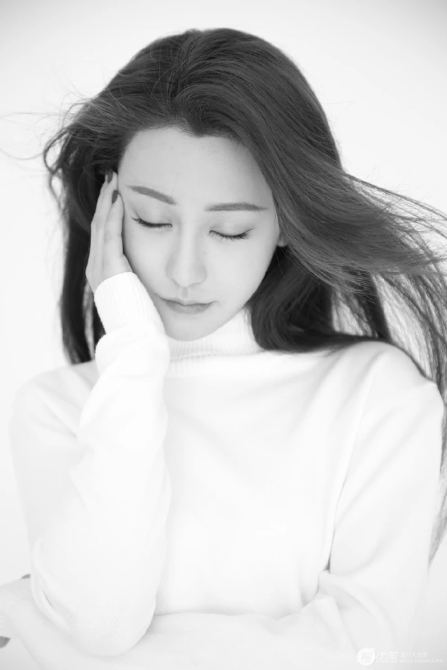 朱圣祎甜美动人半身写真照，着高领毛衣，笑容超甜超动人