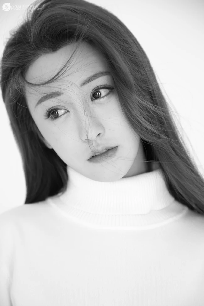 朱圣祎甜美动人半身写真照，着高领毛衣，笑容超甜超动人