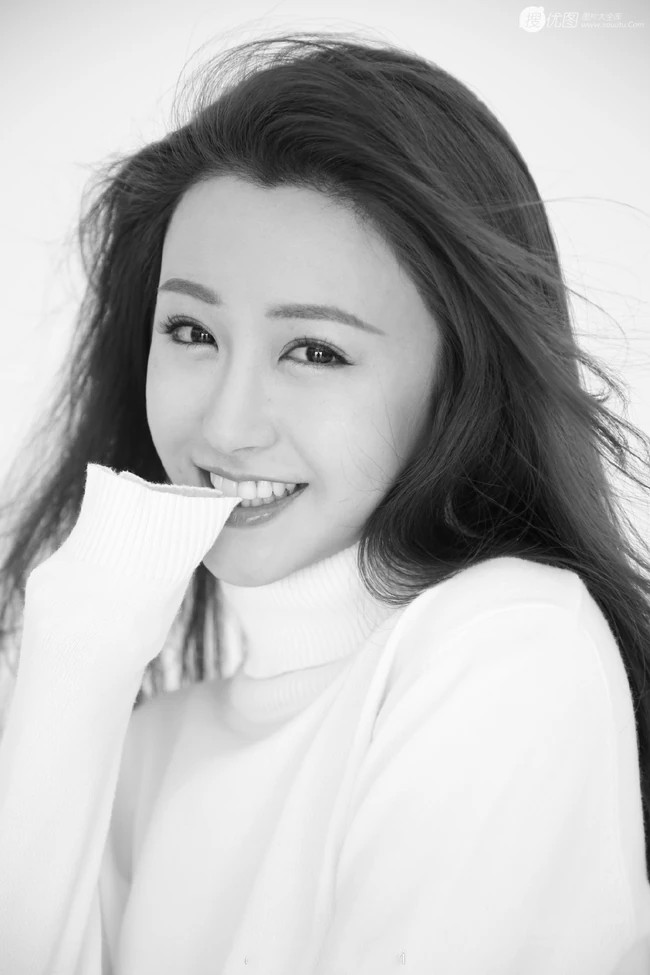 朱圣祎甜美动人半身写真照，着高领毛衣，笑容超甜超动人