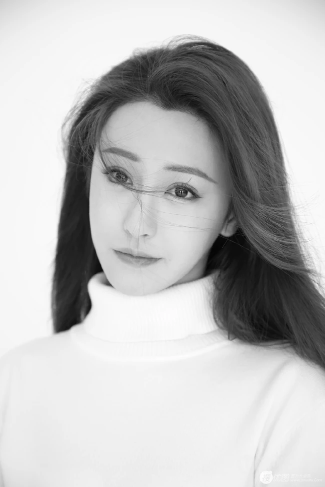 朱圣祎甜美动人半身写真照，着高领毛衣，笑容超甜超动人