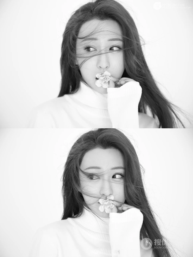 朱圣祎甜美动人半身写真照，着高领毛衣，笑容超甜超动人