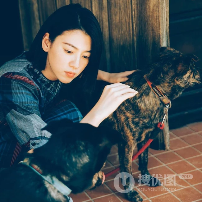 三吉彩花复古动人写真，生活照，享受惬意生活，体会百味人生
