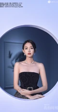 张梓琳别样气质，着礼裙长裙倚门靠窗，香肩美背超动人