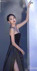 张梓琳别样气质，着礼裙长裙倚门靠窗，香肩美背超动人