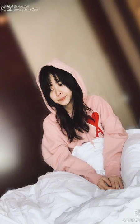 谭松韵晒睡眼惺忪起床照图片，粉色卫衣套头浅笑可爱