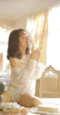 清新小气质，小碎花睡衣短裤家居服少女慵懒动人室内写真照