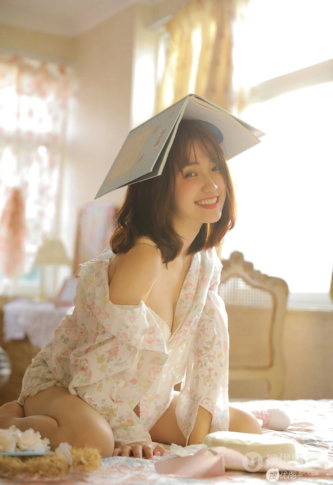 清新小气质，小碎花睡衣短裤家居服少女慵懒动人室内写真照
