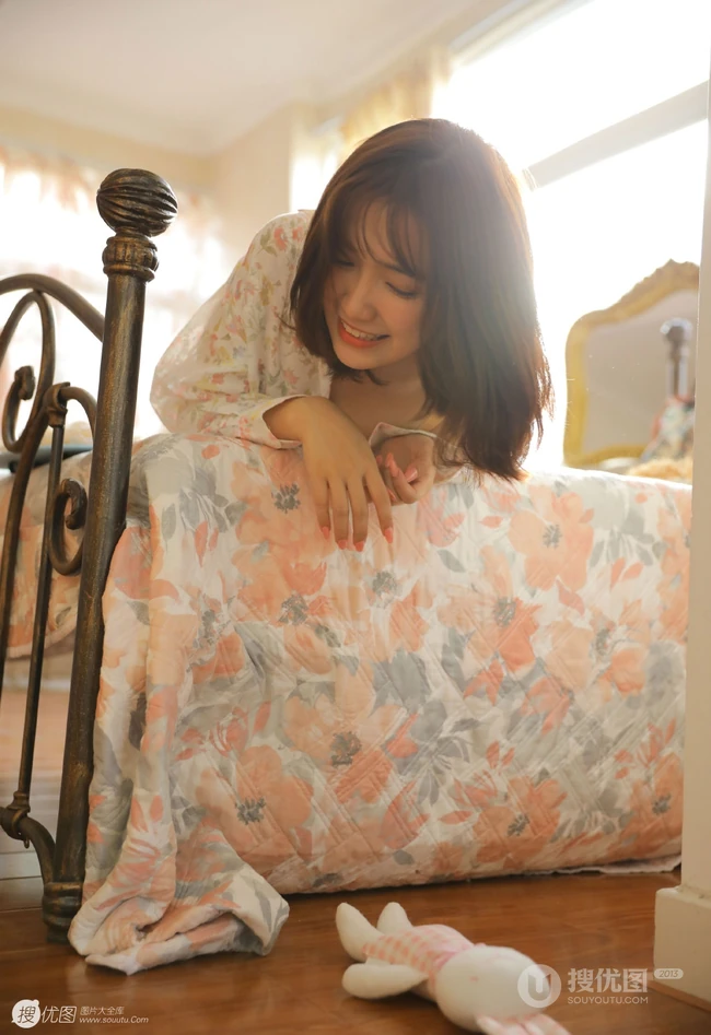 清新小气质，小碎花睡衣短裤家居服少女慵懒动人室内写真照