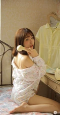 清新小气质，小碎花睡衣短裤家居服少女慵懒动人室内写真照