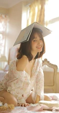 清新小气质，小碎花睡衣短裤家居服少女慵懒动人室内写真照