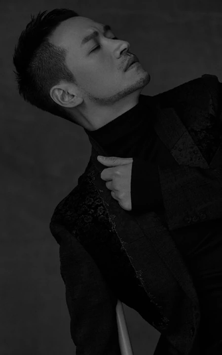何晟铭胡子拉碴造型，搭配多套服饰，尽显硬朗个性杂志写真图片