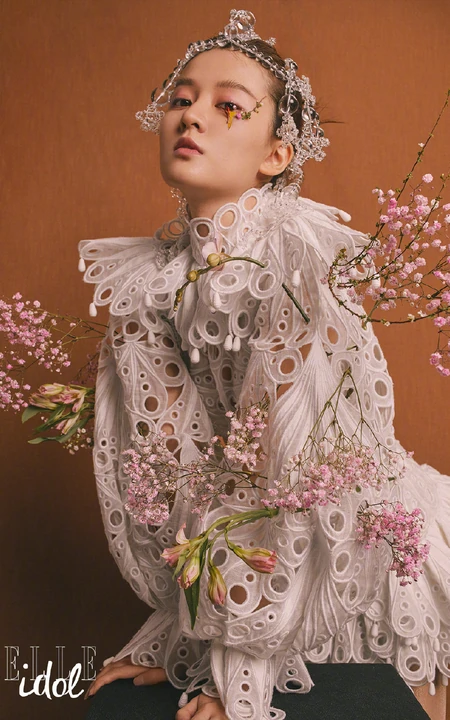 乔欣化身百花仙子登ELLEidol杂志写真，尽显少女风情，复古而浪漫