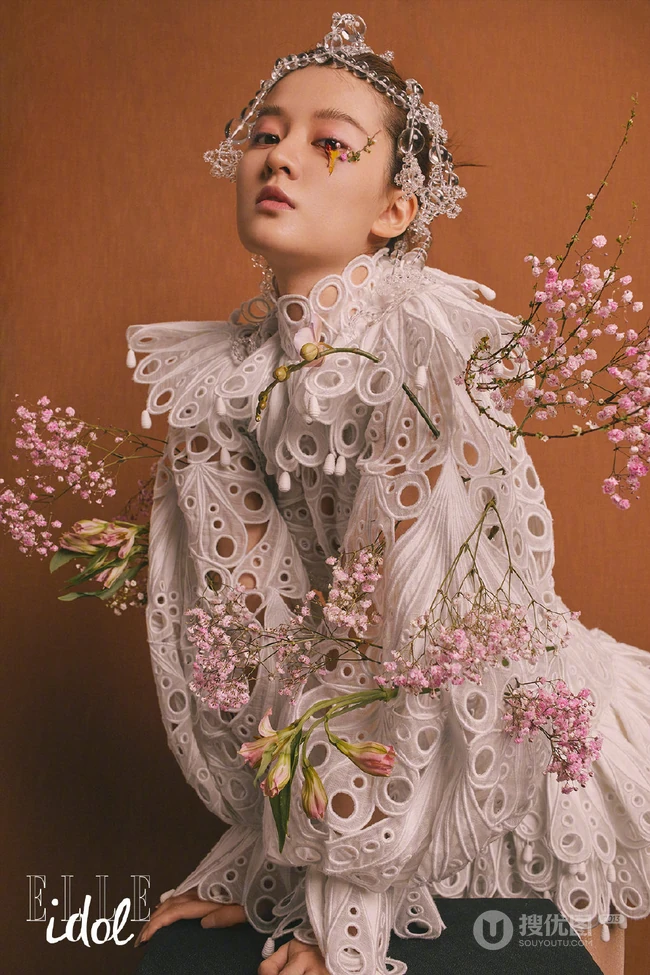 乔欣化身百花仙子登ELLEidol杂志写真，尽显少女风情，复古而浪漫