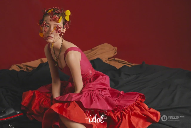 乔欣化身百花仙子登ELLEidol杂志写真，尽显少女风情，复古而浪漫
