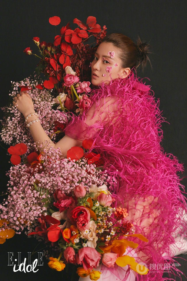 乔欣化身百花仙子登ELLEidol杂志写真，尽显少女风情，复古而浪漫