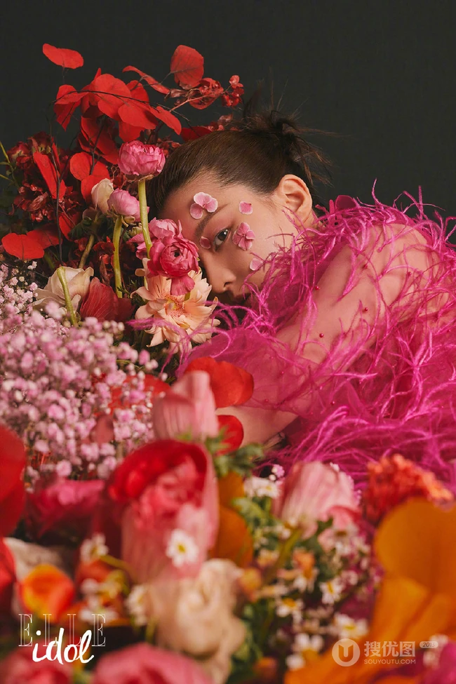 乔欣化身百花仙子登ELLEidol杂志写真，尽显少女风情，复古而浪漫