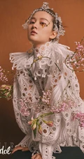 乔欣化身百花仙子登ELLEidol杂志写真，尽显少女风情，复古而浪漫