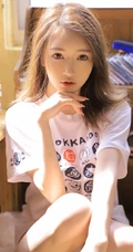 白皙肌肤线条感长发少女清爽卡通logo图案白T恤短裤室内图集
